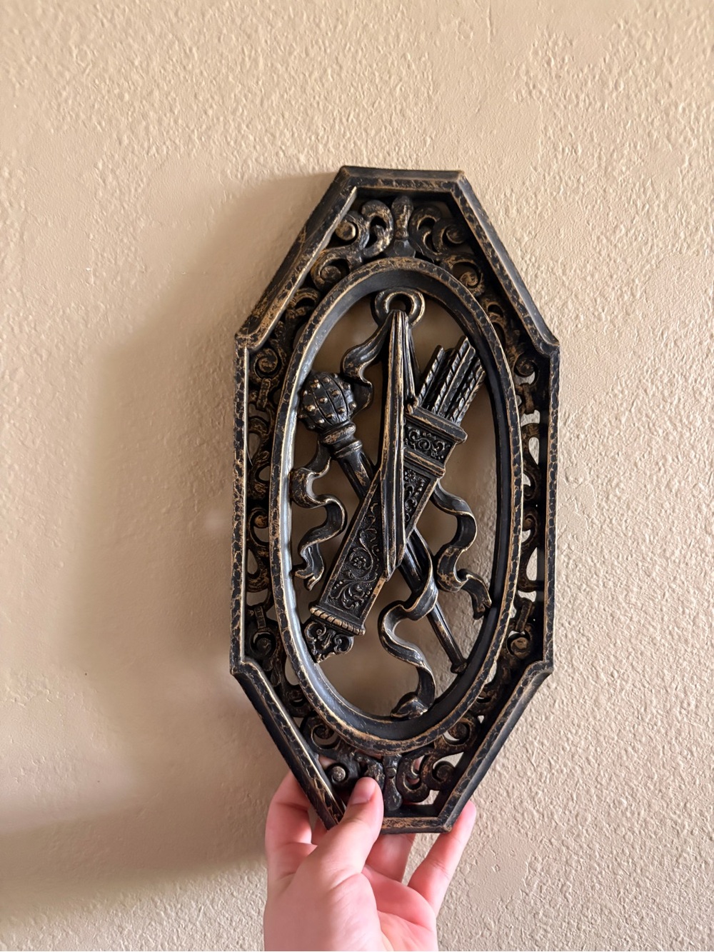 Antique-Style Black & Gold Wall Plaque - Ornamental Quiver Design